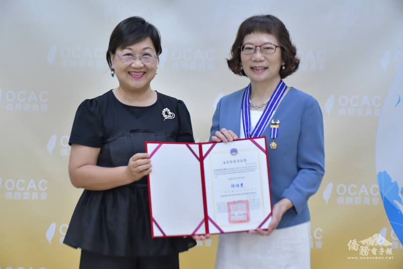 僑務委員會委員長徐佳青頒贈海華榮譽章予海外信用保證基金前董事長林寶惜