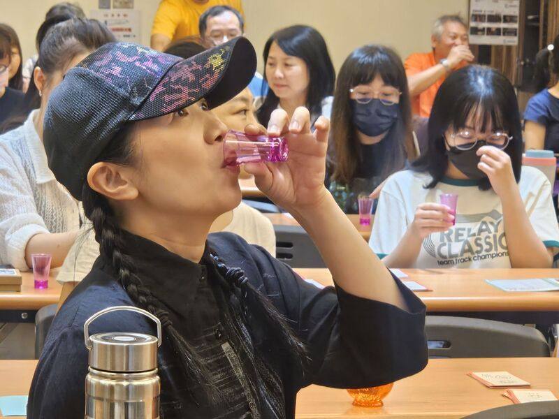 弘道老人福利基金會推出「孟婆體驗」全新課程，參與活動的曾小姐（前左1）在15年前成了照顧者，公公、婆婆先後罹患失智症，相較於艱澀的醫學文本、報導，「孟婆體驗」的沉浸式學習更觸動她。