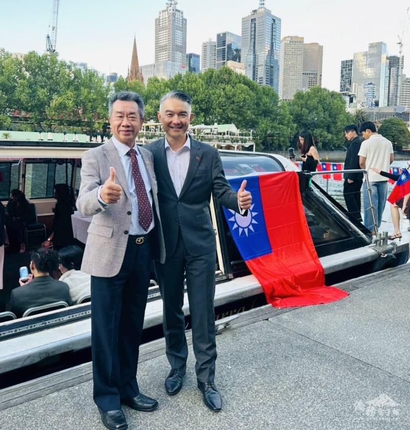 呂明澤(右)與僑務委員林賢成(左)合影