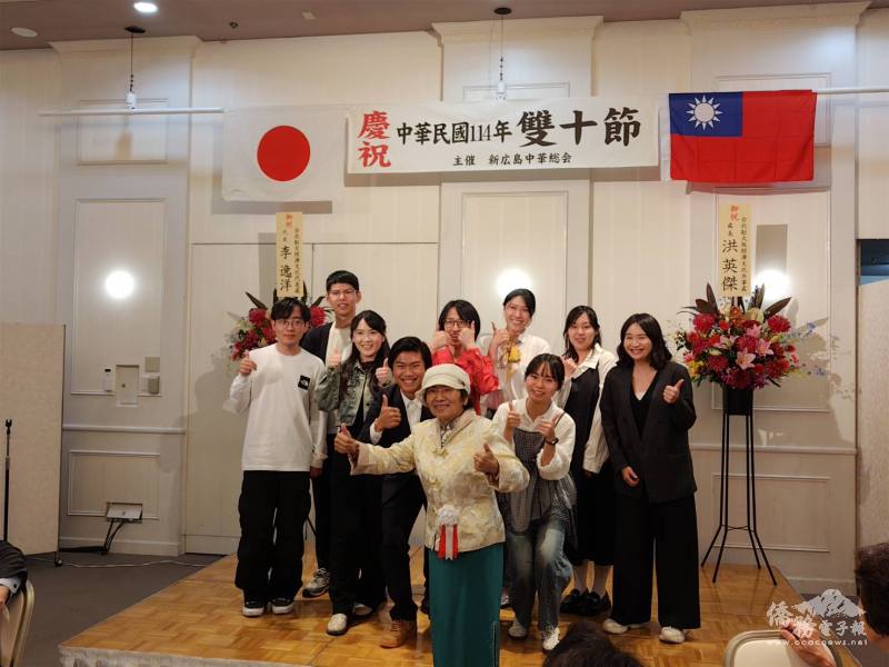 楠田季美與留學生開心合照