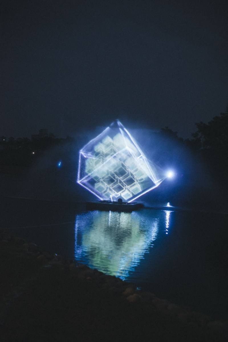 黑川互動媒體藝術作品《Tzolk’in_Light》以瑪雅曆法為靈感，結合水幕投影技術，預計於布拉格市中心伏爾塔瓦河畔展出（黑川互動媒體藝術提供）