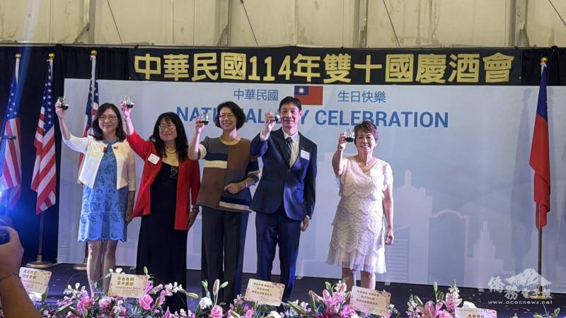 貴賓合影，左起為文教中心主任王盈蓉、酒會負責人李薔、駐休士頓辦事處處長蕭伊芳、國慶總召吳信賢、國慶顧問王寶玲