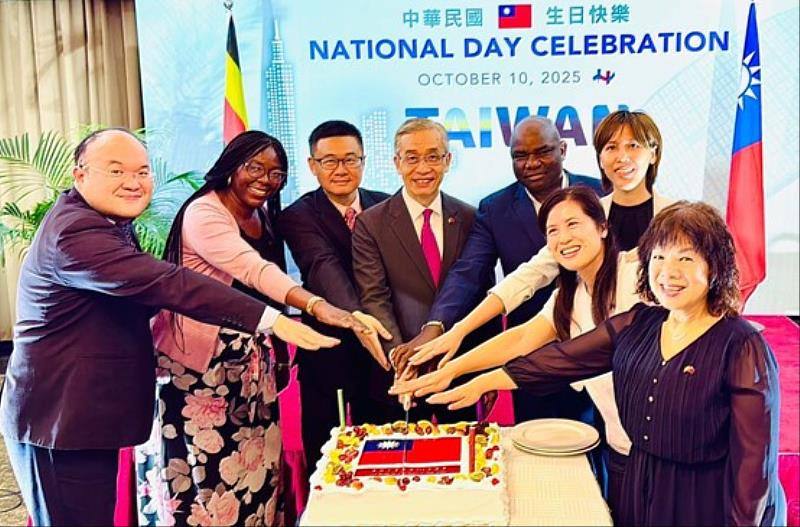 羅大使（中）、台商會周會長庭選（左3）與貴賓一同切蛋糕祝賀中華民國台灣生日快樂。