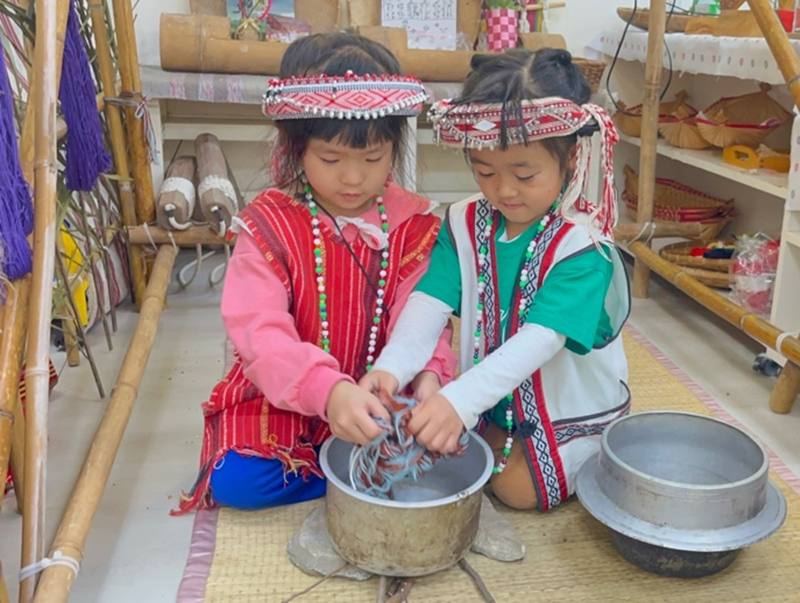 花蓮縣立山國小附幼幼兒在扮演區扮演搓苧麻