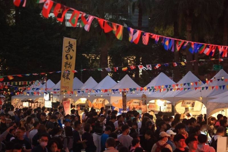 由高雄市觀光局主辦的2025高雄鹹酥雞嘉年華，將於11月15、16日在大遠百追夢廣場舉行。2024年活動吸引逾10萬人次參與。（高雄市觀光局提供）