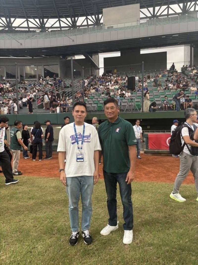 新任泰國棒協會長蘇萬賈拉斯克（Douangchote Suwanjalask）（前左）趁今年亞洲青少棒賽在台灣舉行之際，親自來台向亞洲棒球總會（BFA）會長辜仲諒（前右）請益，敲定後續交流方向。（中華民國棒球協會提供）