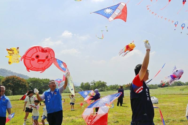 2025苗栗風箏文化暨客家美食節活動光復節連假登場，苗栗市公所14日在經國路河濱公園辦記者會，放飛包含國旗及Team Taiwan等各式風箏。（苗栗市公所提供）