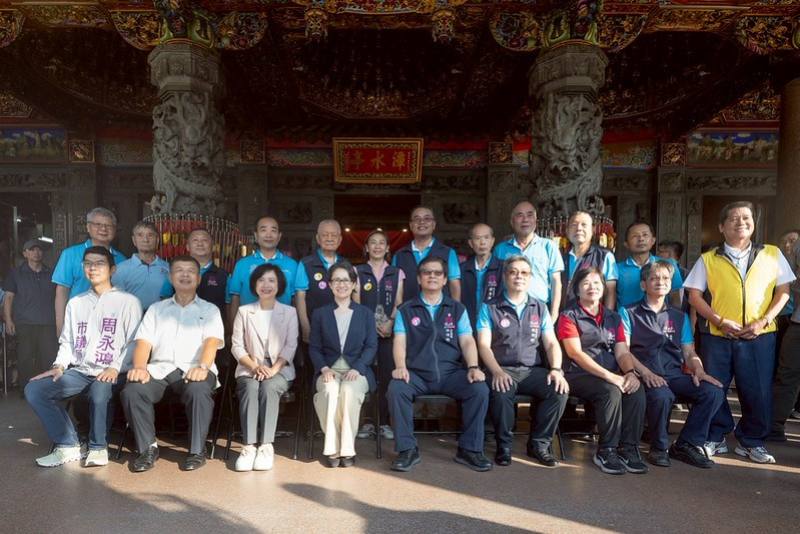 副總統和出席人員合影