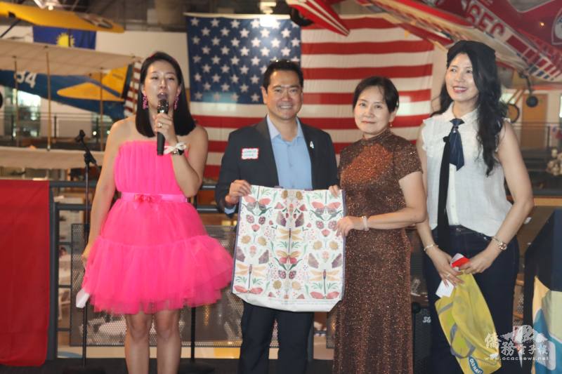 達福台商會會長蔣佑邦致贈社區服務獎給活動承辦者Amy Peng，左起為主持人葉詩雅、達福台商會會長蔣佑邦、活動承辦Amy Peng、主持人Alison Chu