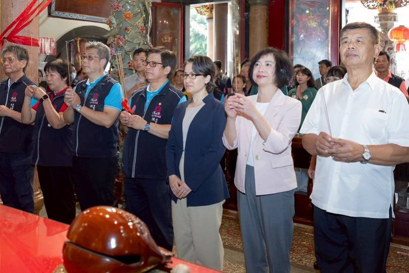 蕭美琴副總統14日下午前往臺中「潭水亭觀音媽廟」參拜祈福暨揭匾