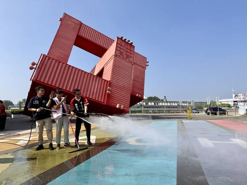 2025高雄同志大遊行籌備單位15日上午邀政府機關、性別友善民代等清潔駁二彩虹地景，無黨籍高雄市議員張博洋（左）、高雄同志大遊行總召Cony（中）、民進黨高雄市議員林智鴻（右）到場參與。