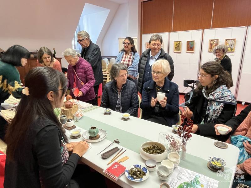 現場設置臺灣高山茶攤位提供品嚐