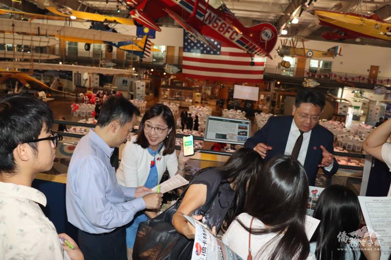 文教中心主任王盈蓉（左三）介紹i僑卡，僑民大排長龍登記中