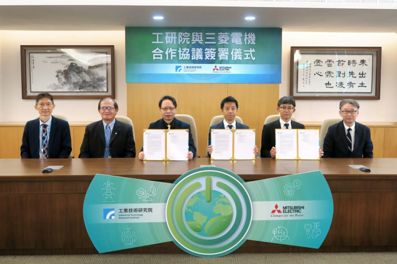 工研院與三菱電機攜手推動百萬瓦級PCS合作，助攻臺灣綠能穩定併網。圖左起為工研院綠能所副所長梁佩芳、工研院副院長胡竹生、工研院綠能所所長劉志文、日本三菱電機功率元件製作所所長末次英治、台灣三菱電機電子事業部部長渡邉良孝、日本三菱電機半導體元件第一事業部部長楠 真一。