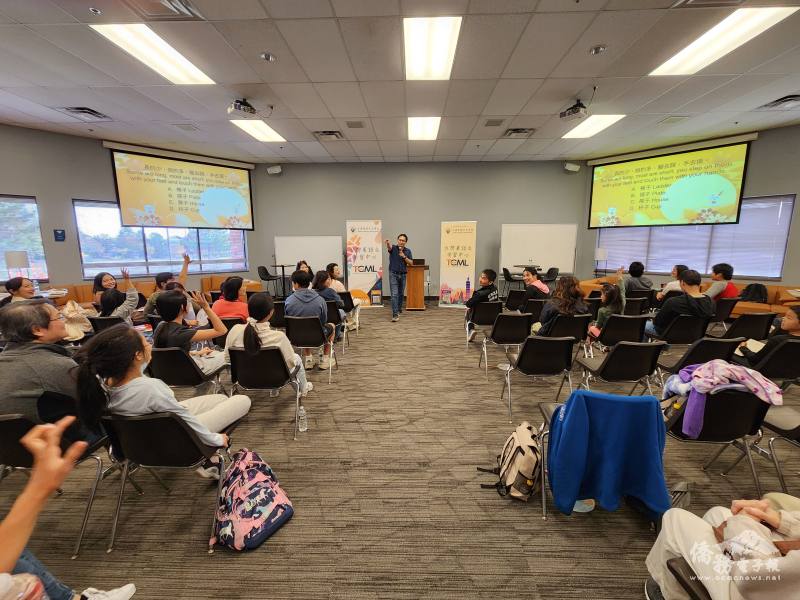 密西根中文學校校長鄭偉明主持猜謎活動