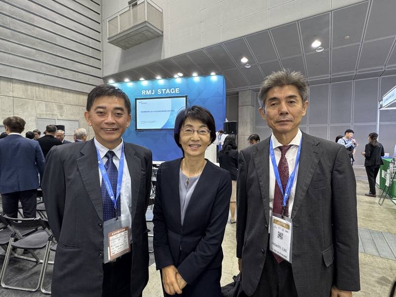 樂迦董事長邱俊榮（左）率領團隊於2025日本生技大展上舉辦開幕發表會。日立製作所的研究開發部門技師長武田志津（中）專題演講介紹細胞自動化製程的最新技術；日立製作所工學博士村上聖（右）以「半導體與再生醫療產業結構的對比」為題發表演講。