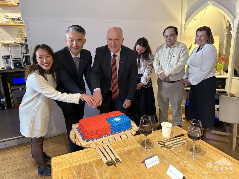 塔斯馬尼亞台灣同鄉會代表王雅莉邀請駐墨爾本辦事處處長呂明澤及塔斯馬尼亞財政部長 Hon. Eric Abetz 共切國慶生日蛋糕