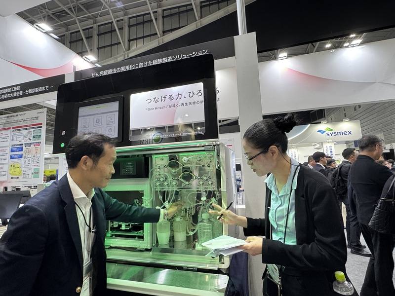 台灣再生醫療CDMO（委託開發暨製造服務）領導廠商樂迦再生科技公司聯手日立打造亞洲再生醫療製造樞紐。圖為2025日本生技大展上，日立製作所展示新型自動化大規模細胞培養設備。