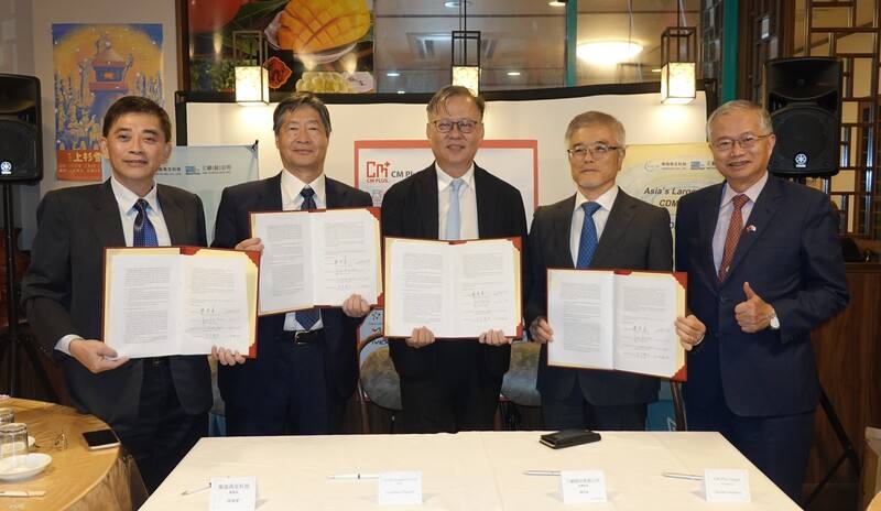 再生醫療大廠三顧與CM Plus在駐日副代表蔡明耀見證下，簽署合作備忘錄。雙方將結合各自的AI系統與專業能力，共同建立台日生技產品上市的GMP文件生成與協助平台，為台日的生技產品打通進入彼此市場的快速通道。左起樂迦董事長邱俊榮、CM Plus創辦人兼集團CEO冨樫經廣、三顧副董事長陳宗基、CM Plus總裁末兼智、駐日副代表蔡明耀。