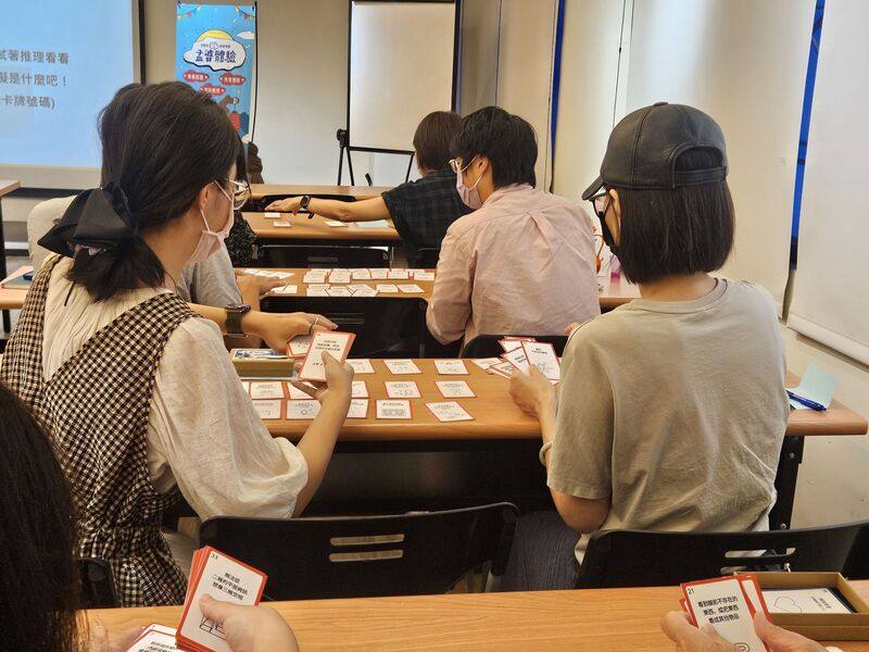 弘道老人福利基金會推出「孟婆體驗」全新課程，不是要模擬痛苦，而是盼以旅行、推理、對話，打造沉浸式學習，由奇幻景點引發感官體會，再透過卡牌推理練習換位思考。