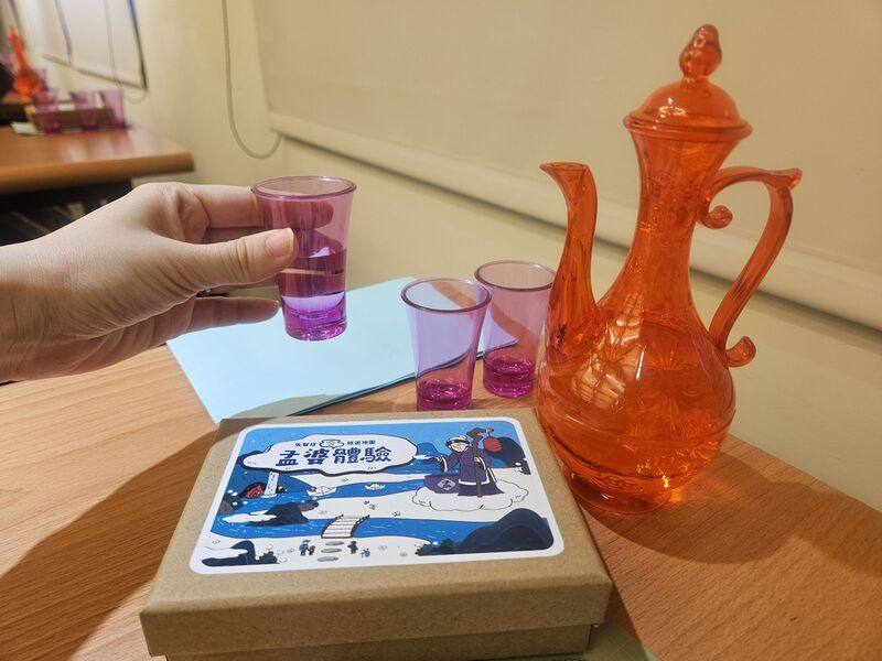 弘道老人福利基金會推出「孟婆體驗」，參與者喝下孟婆湯，化為旅人，走進失智症世界，打造沉浸式學習。