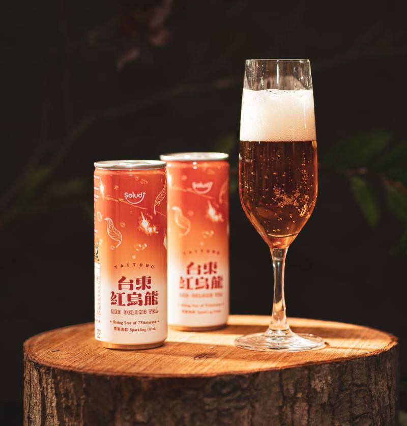 台東縣政府「台東紅烏龍─全球視野茶生活誌」網站近期上線，使用柴火、木頭、蜂蜜、牛奶、鳳梨與白花等元素拆解風味，使國內、外讀者具象理解台東紅烏龍特色與魅力。（台東縣政府提供）