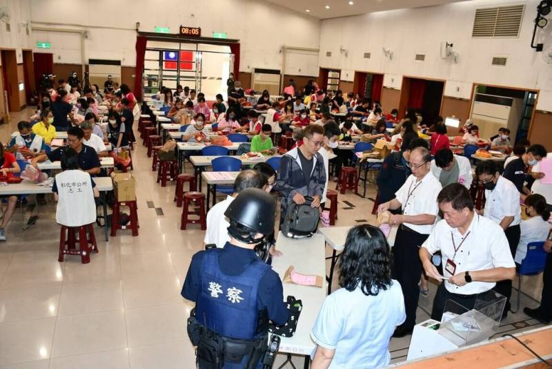 重陽節將至，彰化市公所16日發放敬老禮金，彰化市里幹事、志工及市公所員工上午聚集在彰化生活藝文館點鈔，再將新台幣現鈔逐一放進紅包袋，讓里幹事們帶回各里，方便長者領取。（彰化市公所提供）