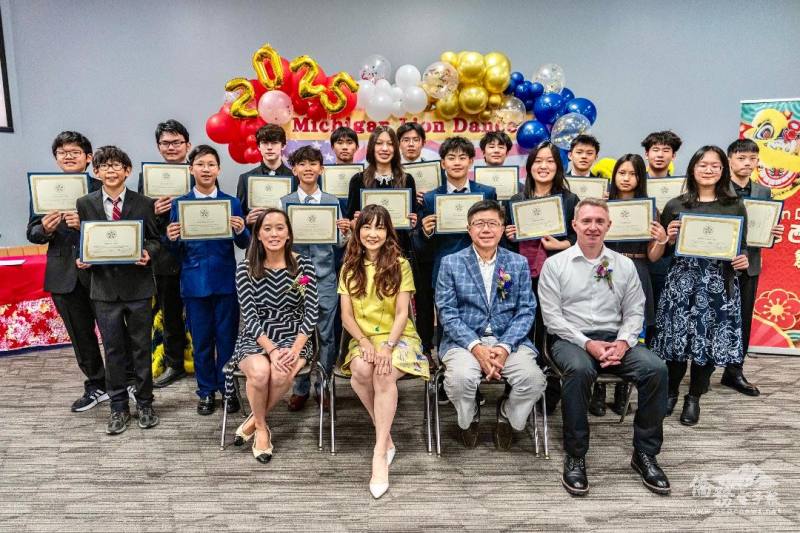 密西根舞獅19位青少年榮獲「國家服務榮譽獎」，獲得獎狀及一枚獎章