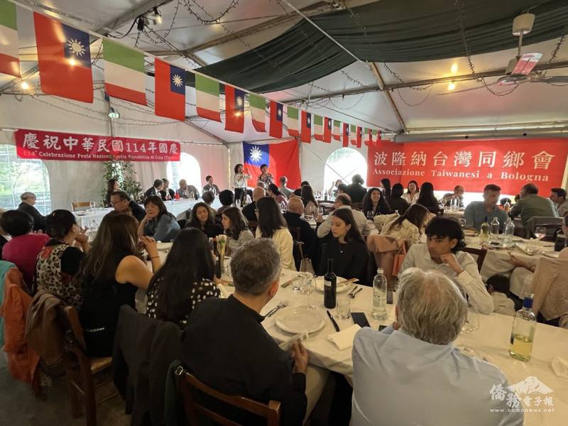 僑胞踴躍出席國慶餐會