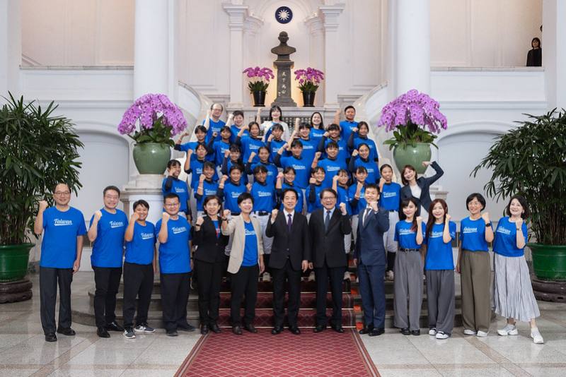 總統與「2025貝比魯斯聯盟U16世界女子壘球賽」臺北市立北投國民中學代表隊合影