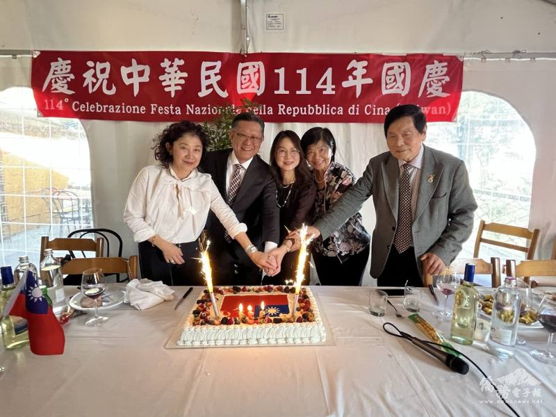 駐米蘭辦事處處長林讚南夫婦(左二、三)與同鄉會會長鍾少雯(左一)、僑領夏漢瑩(右二)、僑務諮詢委員劉鴻源(右一)共同切下國旗蛋糕，為中華民國慶生
