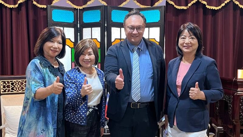 鄭副市長與僑胞合影