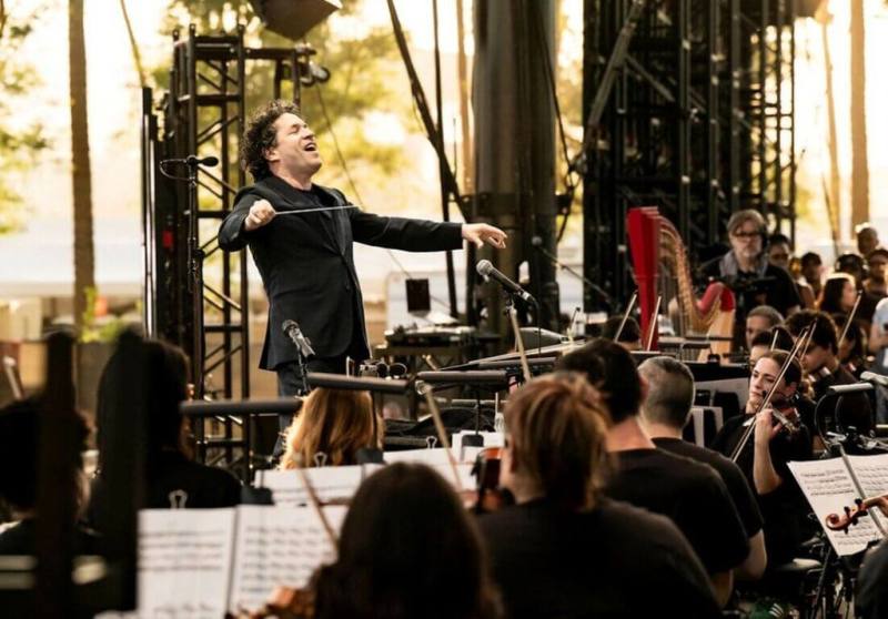 國際指揮名家杜達美（Gustavo Dudamel）（左）將率領洛杉磯愛樂訪台演出，10月底登上台北國家音樂廳送上音樂盛宴。（牛耳藝術提供）