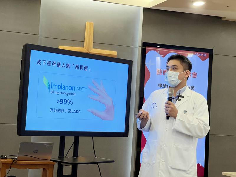 台東馬偕醫院婦產科醫師李晟令（圖）16日舉行記者會，分享多元避孕方式，其中皮下避孕植入劑原理是植入非慣用手上臂皮下，手術時間只需5分鐘，可持續釋放低劑量黃體素，抑制排卵並改變子宮內環境，避孕效果成功率超過99%，有效期可達3年。
