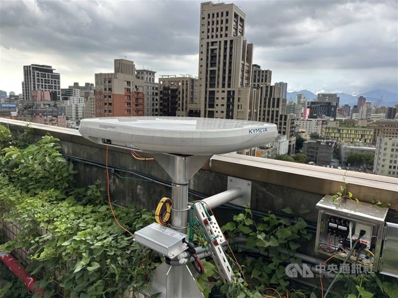 圖為數發部頂樓的低軌衛星終端設備，重量約30.5公斤。 （中央社檔案照片）