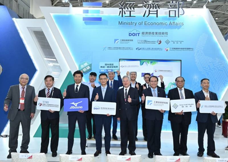 Director General Chao-Chung Kuo of the Department of Industrial Technology (fourth from left), Presidential Advisor Jong-Chin Shen (fifth from left), and representatives from the six research institutes participating in the DOIT Pavilion pose for a group 