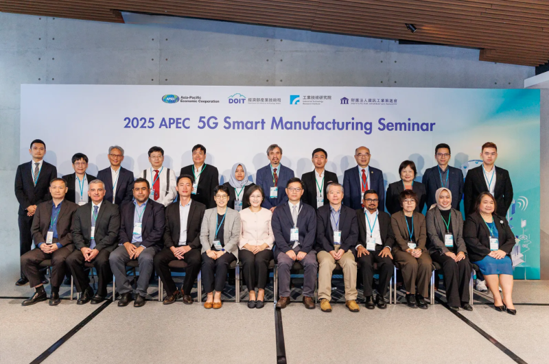 經濟部產業技術司與APEC科學技術創新政策夥伴關係小組（PPSTI）共同支持，由工研院於10月15日至16日舉辦「APEC 5G智慧製造國際研討會」，外交部國際組織司副司長張芝颯（前排左六）、經濟部產業技術司李貫銘科技諮詢委員（前排左七）、與工研院副總暨資訊與通訊研究所所長丁邦安（前排左八），偕同來自美國、日本、韓國、印度、菲律賓、泰國、新加坡及智利等經濟體代表，共同探討5G技術在智慧製造領域的應用與合作機會。