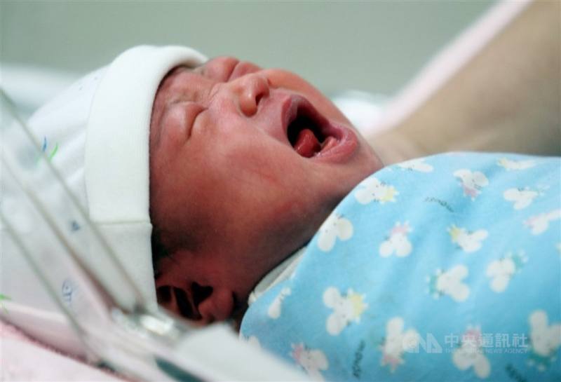 新生兒家長嚴防RSV大魔王。（中央社檔案照片）