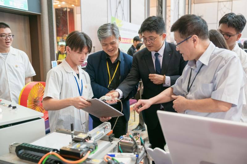 林伯樵主秘、國教署彭富源署長記者會現場與學生互動