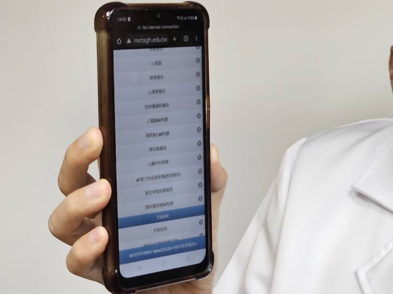 三軍總醫院15日正式發表首創的AI智動化血液透析系統，為融合人工智慧、雲端醫療與跨平台決策支援的創新平台，可即時預測骨質疏鬆等高風險事件，提前預防血液透析患者併發症。