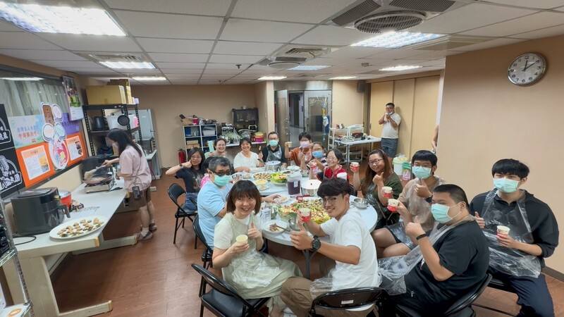 台灣盲人重建院中部服務中心15日舉行視障者烹飪課程，輔導他們從切菜、烹調到清潔都能安全完成，不只建立自信心，也盼幫助視障者順利復歸社會。