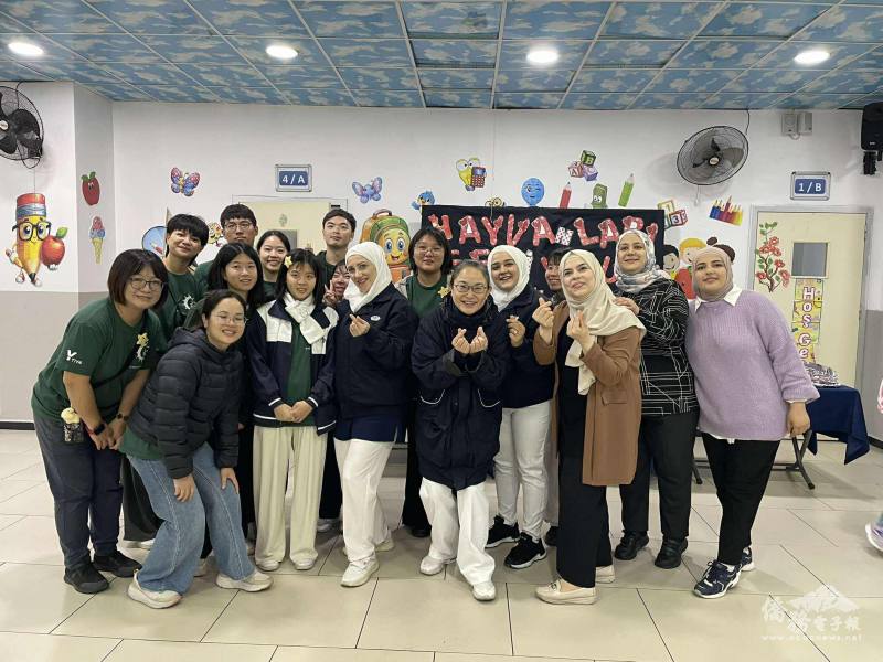 慈濟志工、臺灣學伴老師與滿納海學校師生合影，象徵教育與人文的交流成果