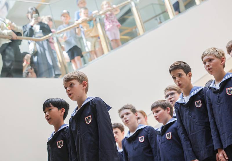 來自奧地利的國寶維也納少年合唱團15日至國立故宮博物院參觀，並進行快閃演出，吸引許多遊客駐足聆聽來自多瑙河畔的純淨天籟。