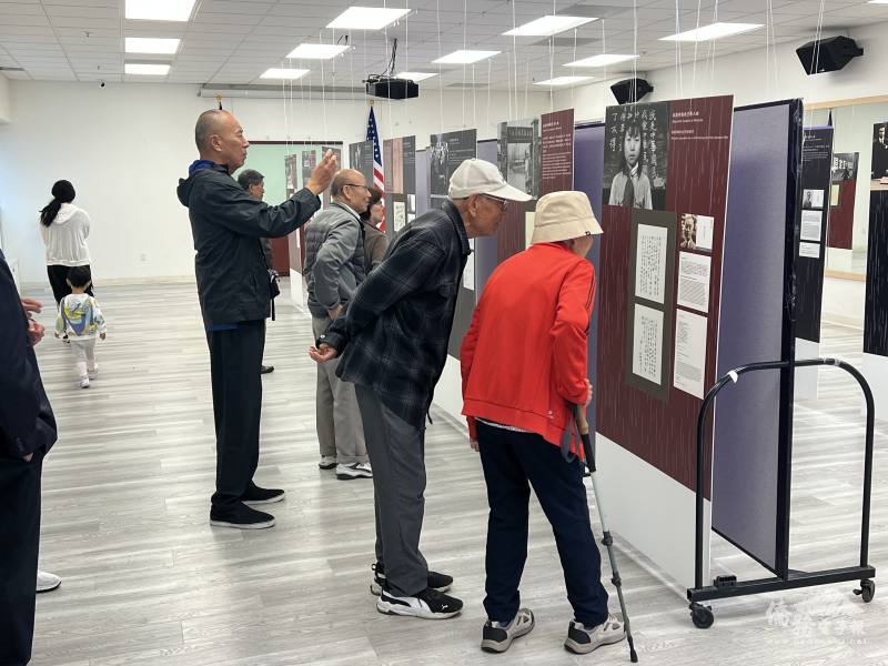 僑胞細觀賞展覽文物