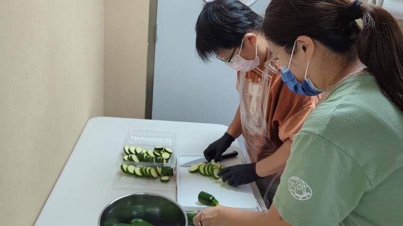 台灣盲人重建院中部服務中心15日舉辦視障者烹飪課程，引導視障學員如何透過手部觸覺安全切菜，幫助增加生活技能、獨立生活。