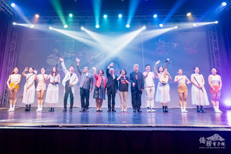 吳新興團長率團員感謝僑胞與當地友人的給予的支持與掌聲