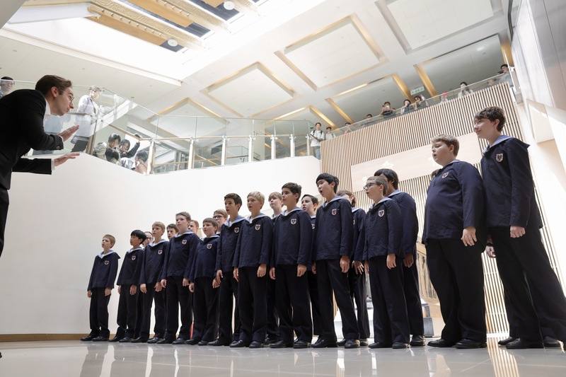 奧地利國寶「維也納少年合唱團」抵台，將展開全國巡演，團員們15日前往故宮博物院北部院區快閃演唱，並進行文化參訪。