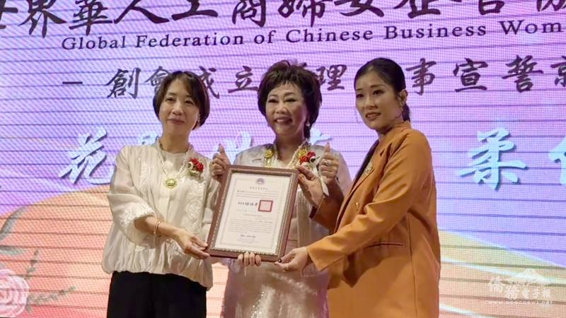 副委員長李姸慧(左)代表委員長徐佳青頒發賀狀給世華柔佛分會創會會長蔡文祺(右)，總會長林淑敏