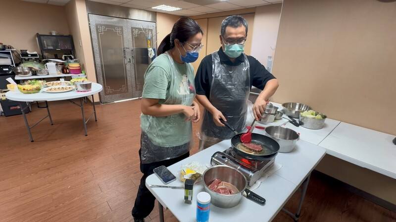台灣盲人重建院中部服務中心15日舉辦視障者烹飪課程，由3名生活自理老師帶領8名視障學員，動手製作煎牛排、玉米濃湯、香煎櫛瓜與法式鹹派等各式菜色。