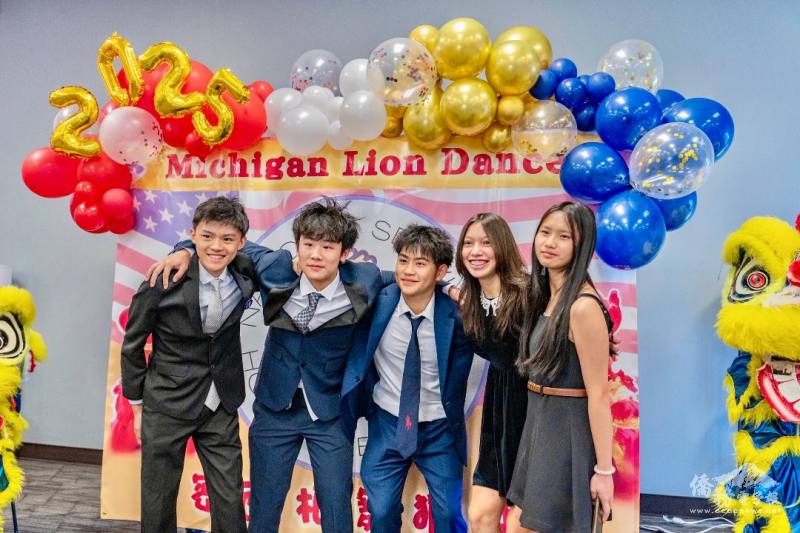 青春洋溢的隊友領獎後，臉上洋溢著自信與喜悅( 由左至右王之原、方逸熙、林建豪、林子凡、李宜蓁)